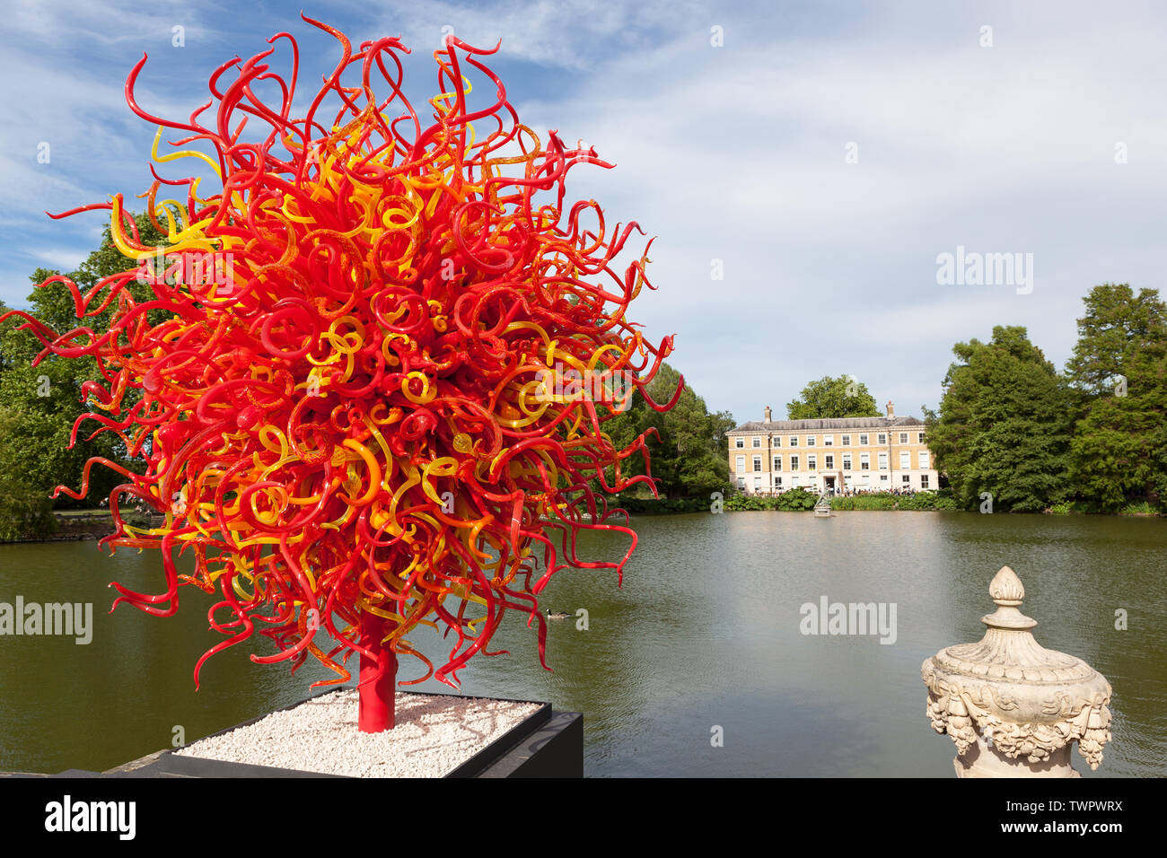 Sommer Sonne ist ein Glas Skulptur von zeitgenössischen USA Künstler Dale Chihuly, in den Teich in Kew Gardens, Richmond, London, UK. Stockfoto