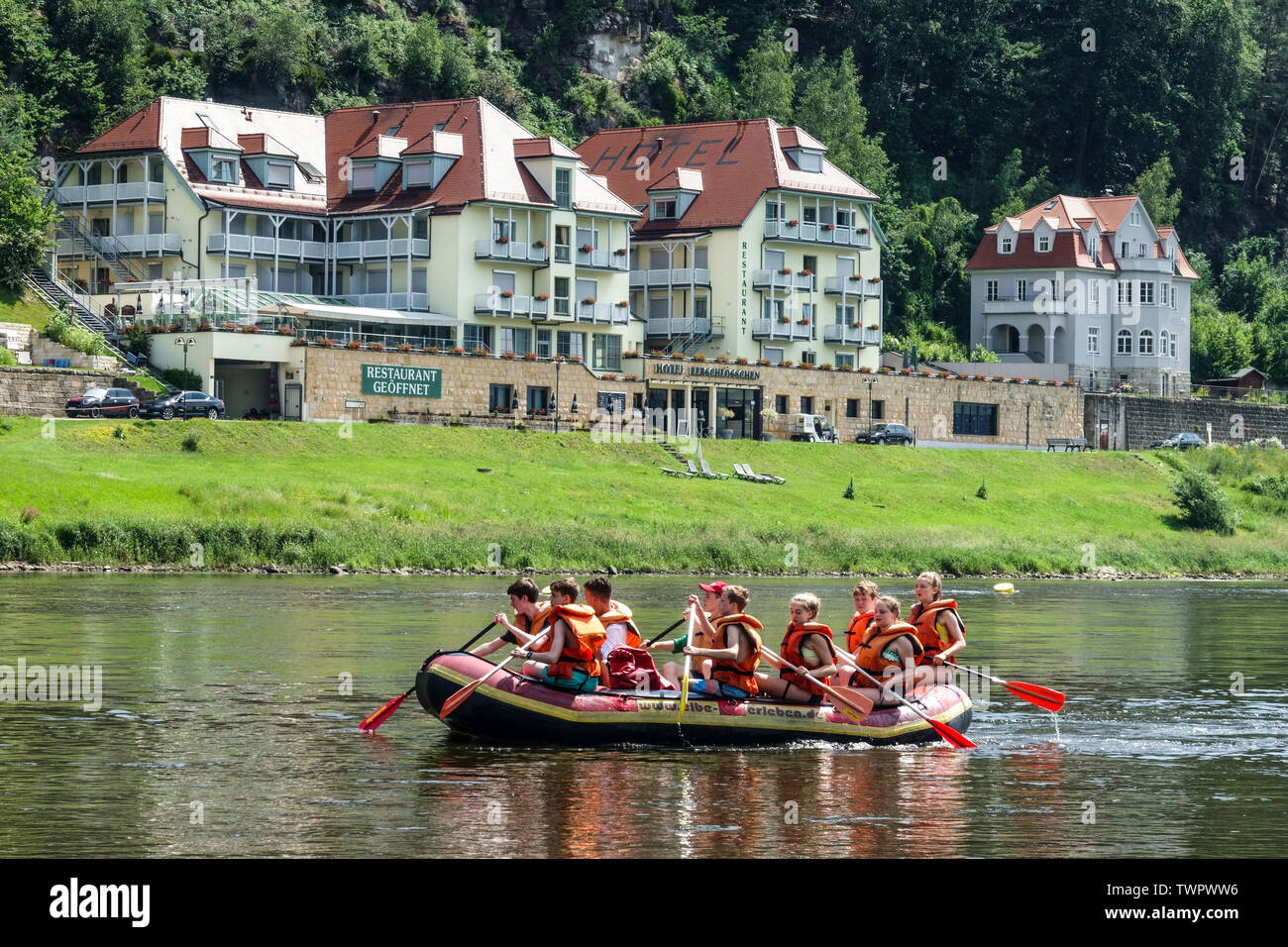 Jungen auf rafting Boot, die Elbe, Kurort Rathen, Sächsische Schweiz, Sachsen, Deutschland Stockfoto