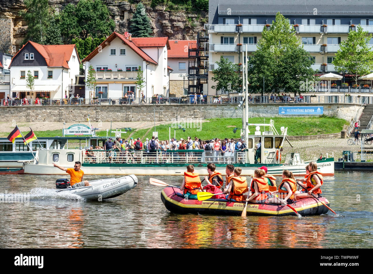 Jugendliche rafting und Fähre mit Menschen, Elbe im Kurort Rathen, Sächsische Schweiz, Sachsen, Deutschland Stockfoto