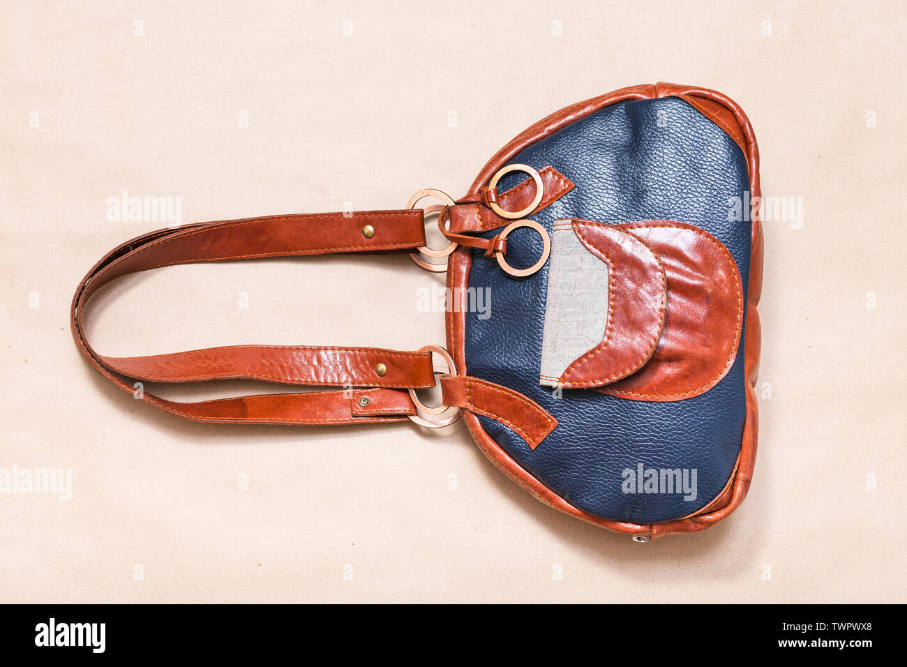 Handgefertigte Leder bowling Tasche auf Holzbrett Stockfoto