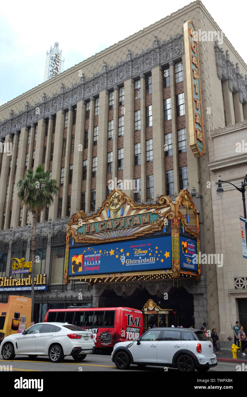HOLLYWOOD - Kalifornien: 18. JUNI 2019: El Capitan Theatre ist eine komplett restaurierte Film Palast auf dem Hollywood Boulevard. Stockfoto