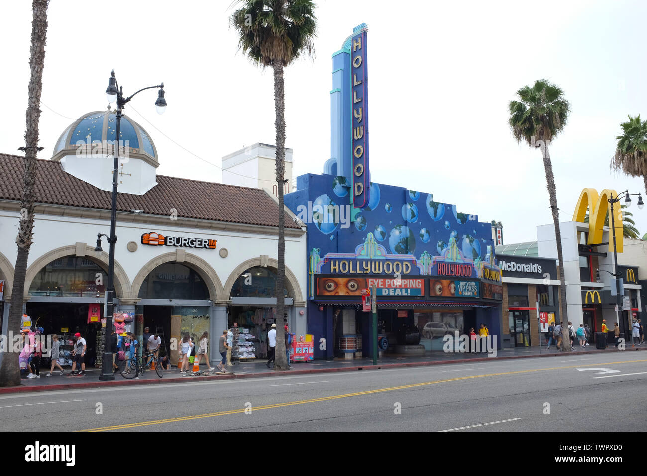HOLLYWOOD - Kalifornien: 18. JUNI 2019: Hollywood Boulevard Street Szene mit Geschäften, Theatern und Touristen in den Walk of Fame entfernt. Stockfoto