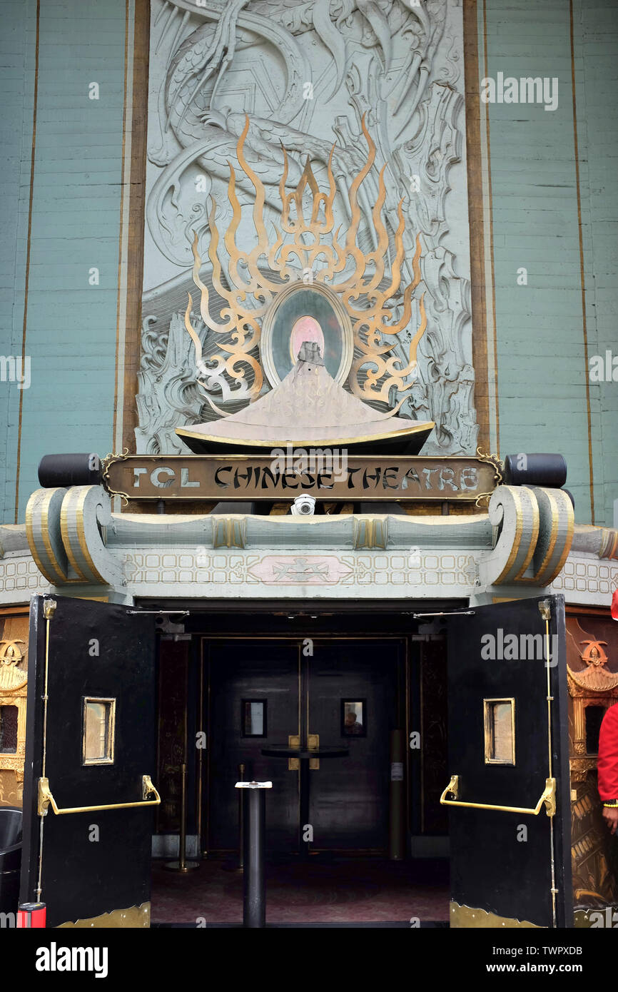 HOLLYWOOD - Kalifornien: 18. JUNI 2019: Eingang zum TCL Chinese Theater, ein Film Palast auf das historische Hollywood Walk of Fame, Stockfoto