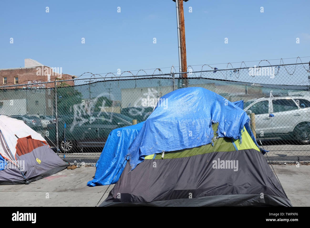 LOS ANGELES - Kalifornien: 18. JUNI 2019: Zelte von Obdachlosen auf dem Bürgersteig in der Skid Row Gebiet von Los Angeles. Stockfoto