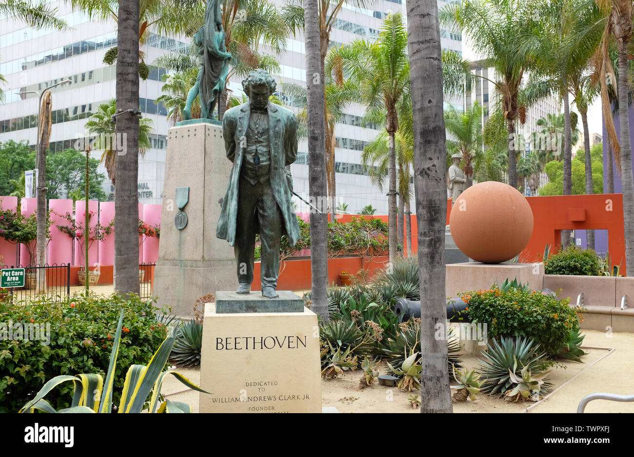 LOS ANGELES - Kalifornien: 18. JUNI 2019: Statuen in den Pershing Square in der Innenstadt von Los Angeles. Stockfoto