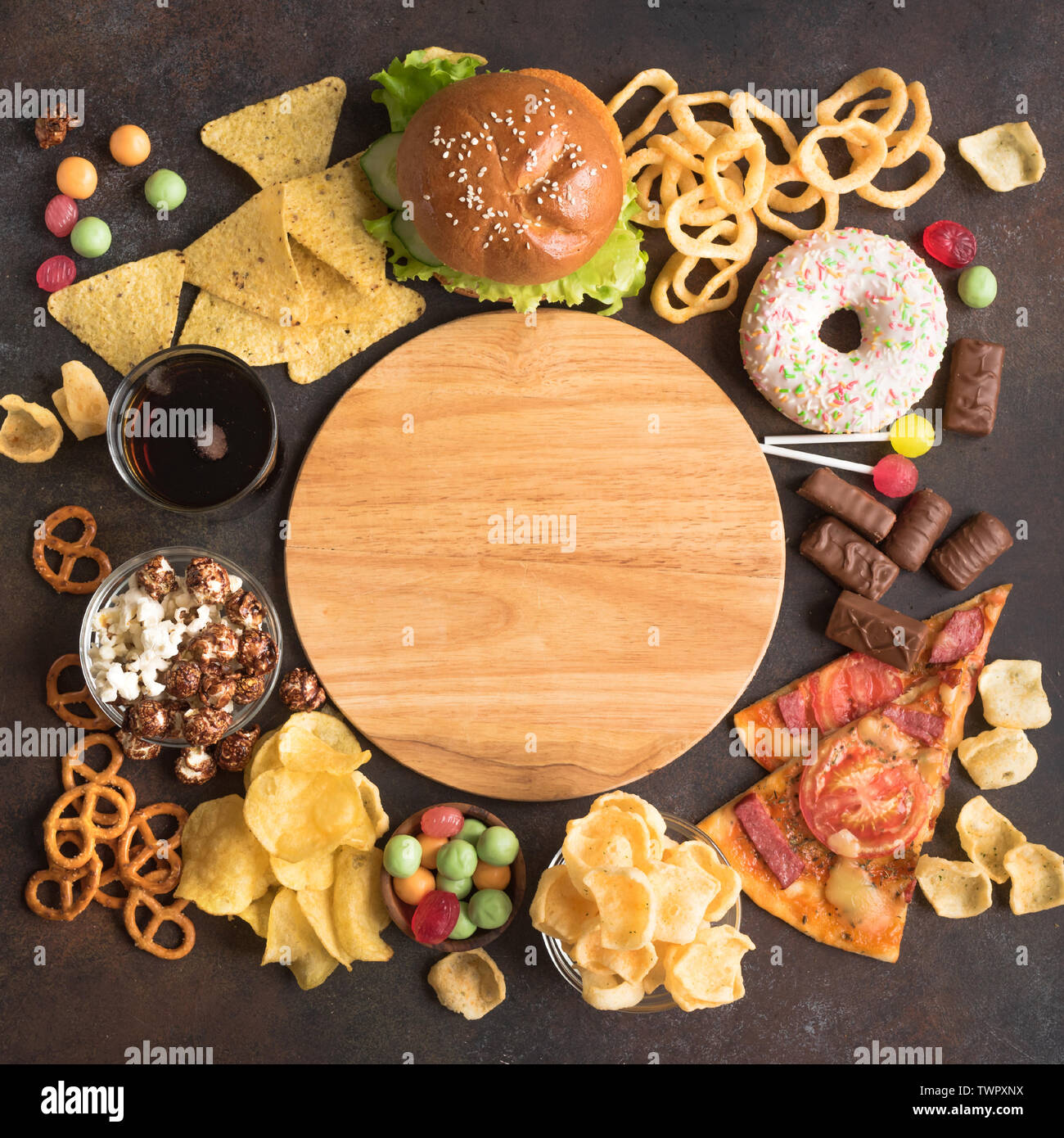 Sortiment an ungesunde Nahrung, Ansicht von oben, flach. Ungesunde Ernährung, Junk food Konzept. Stockfoto