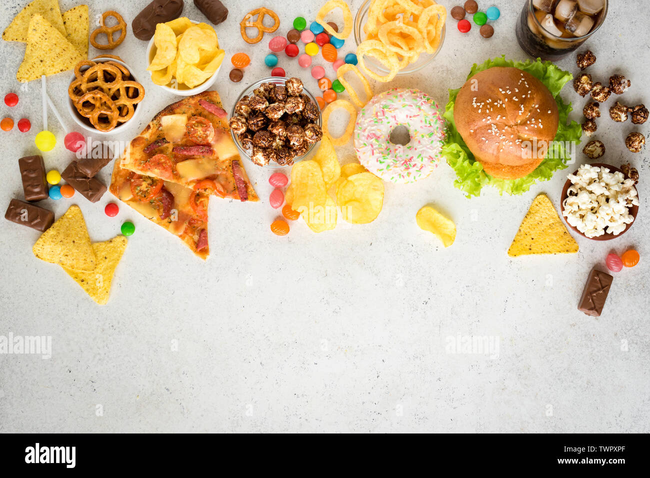 Sortiment an ungesunde Nahrung, Ansicht von oben, kopieren. Ungesunde Ernährung, Junk food Konzept. Stockfoto