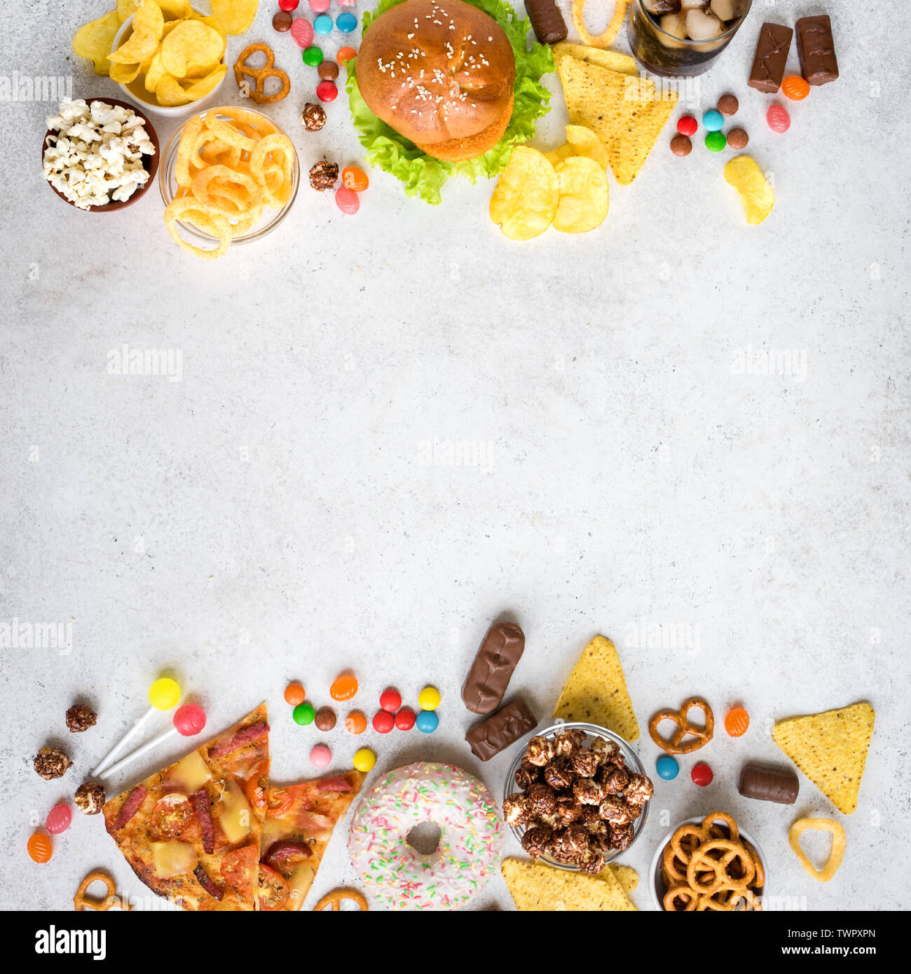 Sortiment an ungesunde Nahrung, Ansicht von oben, kopieren. Ungesunde Ernährung, Junk food Konzept. Stockfoto