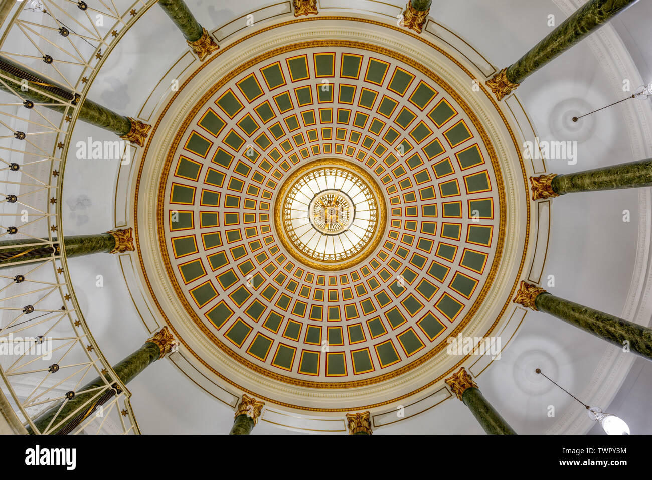 Schauen oben in der Kuppel des Rathauses, Schenectady, New York. Stockfoto