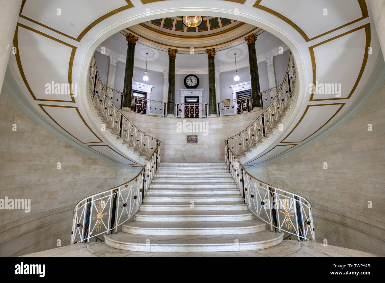 Zentrale Treppe, Rathaus, Schenectady, New York. Stockfoto