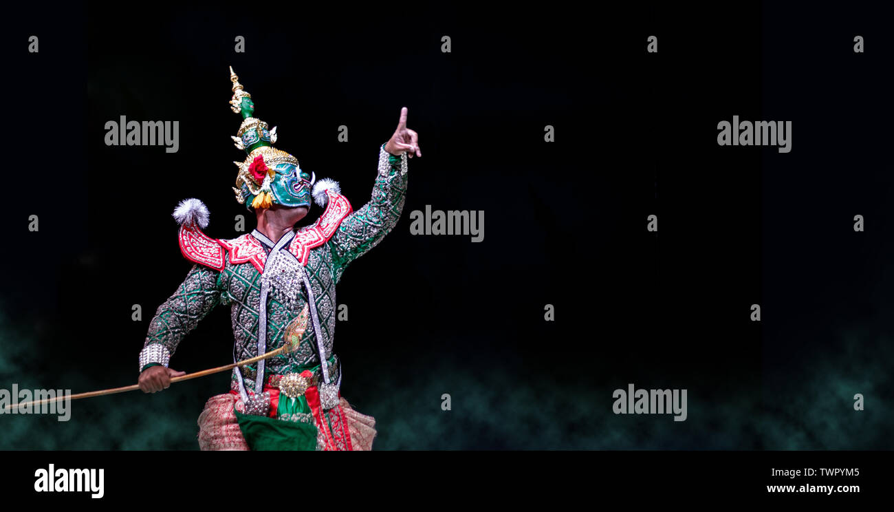 15. Mai 2019, Bangkok, Thailand. Riesige Schauspieler in der Ramayana Geschichte Leistung auf dunklem Hintergrund mit Rauch banner Größe. Asien königliche Kunst zeigen auf Stockfoto