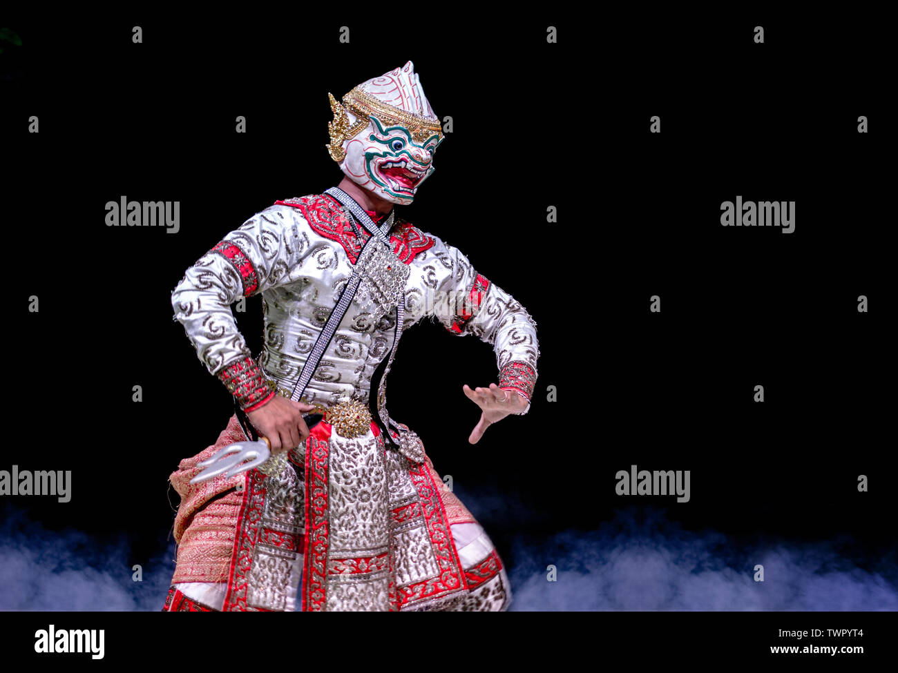 Hanuman monkey Schauspieler in Ramayana Leistung auf Grafik Thailand Flagge Hintergrund. Asien Kunst zeigen auf Hanuman Schauspieler punkt Aktion zum Weltraum im Hintergrund ( Stockfoto