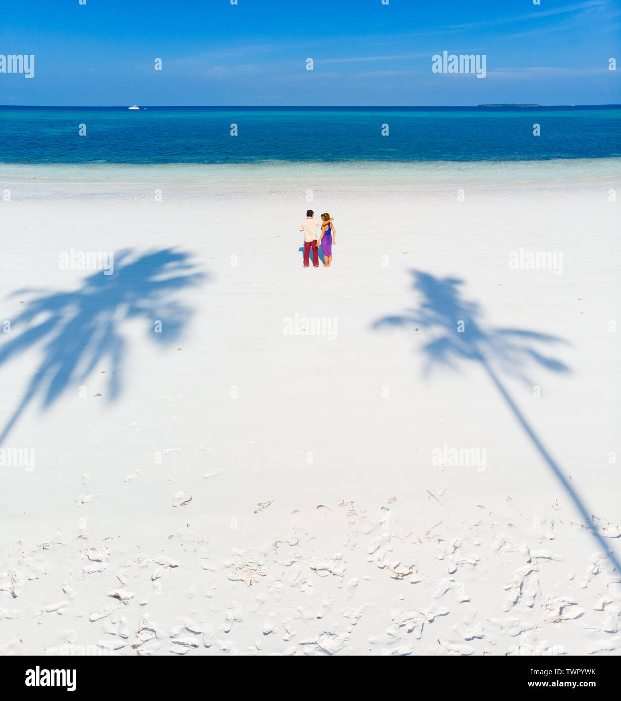 Paar auf tropischen Strand bei Pasir Panjang, Kei Inseln, tropischen Archipel in Indonesien, Molukken, Coral Reef White Sand Beach Reiseziel divin Stockfoto