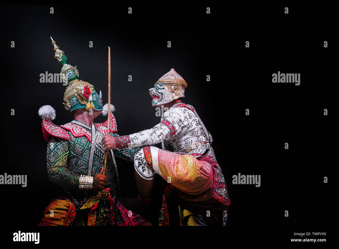 Hanuman Affe und riesigen schaukampf Schauspieler in Ramayana Leistung auf Grafik Thailand Stoff Muster Hintergrund. Asien Kunst zeigen auf Hanuman Schauspieler Punkt ac Stockfoto