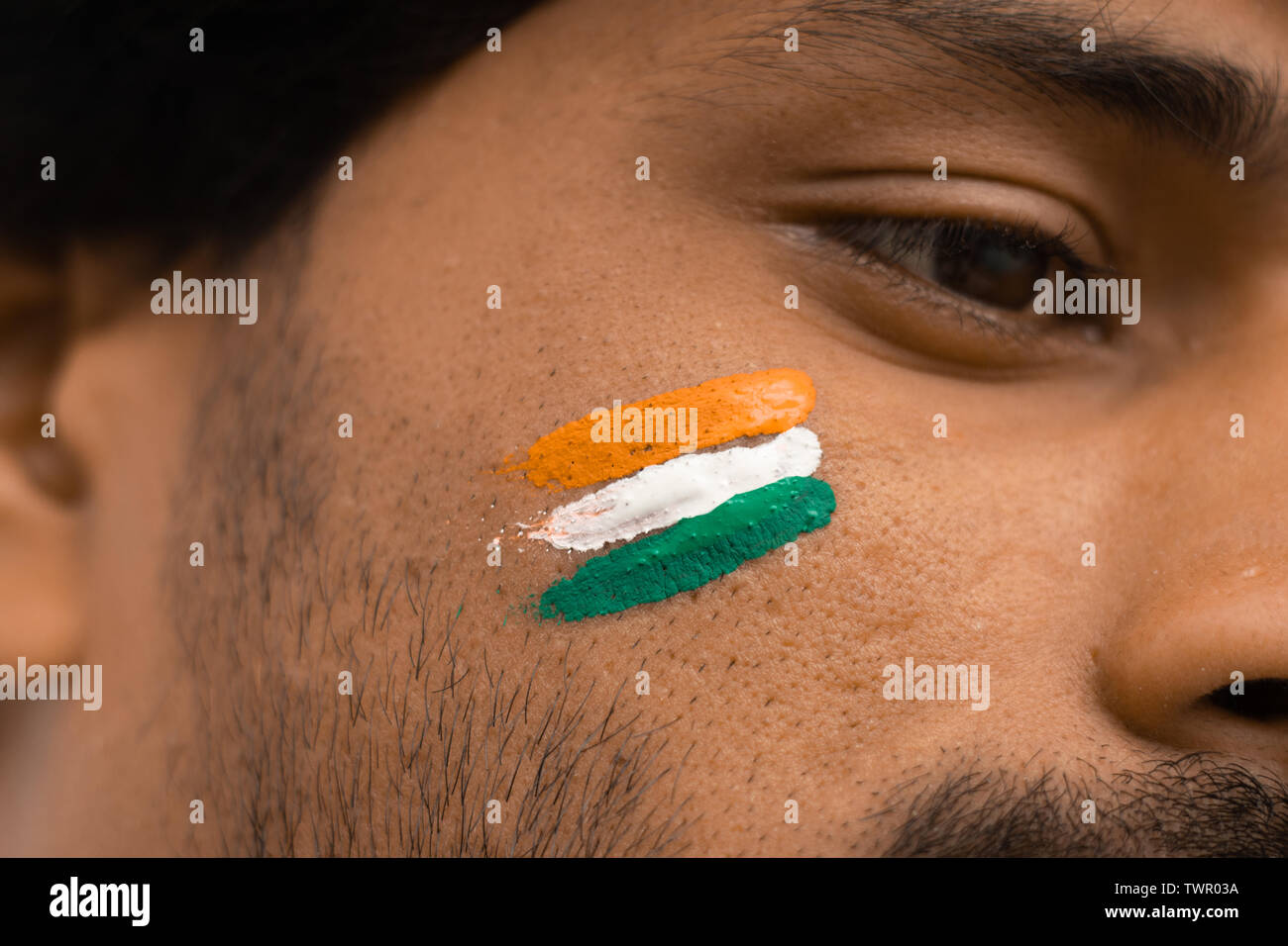 Nahaufnahme eines Tricolor indische Flagge Bemalt auf Gesicht Indien im Cricket Sport zum Jubeln Stockfoto