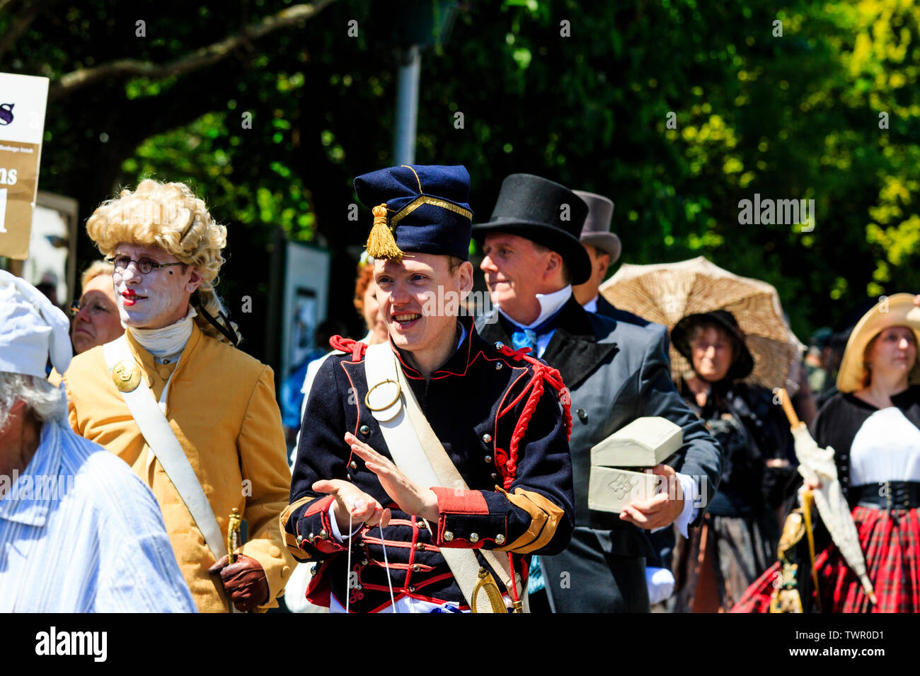 Broadstairs Dickens Festival. Französischer Soldat und aristokraten von "Eine Geschichte aus zwei Städten" vorbei marschierenden in die Parade entlang der Hauptstraße, die High Street. Verschiedene andere gekleidet in traditionellen viktorianischen Kostüm wie verschiedene Dickens Zeichen. Stockfoto