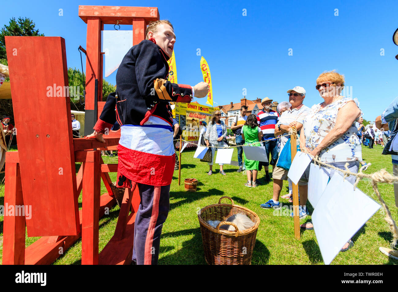 Broadstairs Dickens Festival. Mann verkleidet als die französischen Revolutionäre Soldaten aus "Geschichte zweier Städte" für Personen wie die Guillotine funktioniert, erklärt. Stockfoto