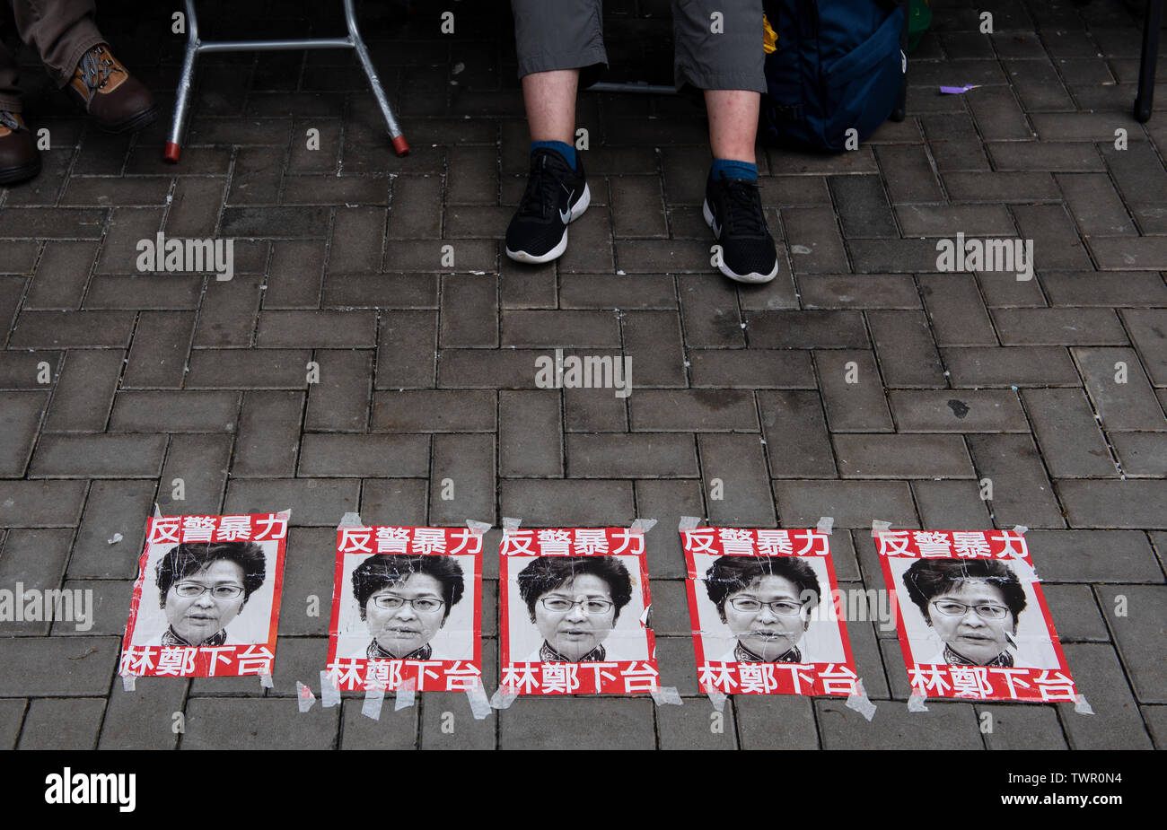 Plakate gegen den Chief Executive von Hong Kong Carrie Lam sind in den Verwaltungssitz der Nähe gesehen. Trotz versuchen, den Chief Executive Carrie Lam der Spannungen durch die Zustimmung der umstrittene Auslieferung Rechnung, Studentengruppen und Union auszusetzen zu erleichtern hat der Protest gegen die Regierung von Hongkong weiter. Die Demonstranten forderten den Rücktritt der umstrittenen Auslieferung Rechnung, die Freigabe und nicht-strafrechtliche Verfolgung der Menschen durch die Ursache, Untersuchung, ob exzessive Gewaltanwendung durch die Polizei am 12. Juni verwendet wurden verhaftet, und der Rücktritt von Carrie Lam. Stockfoto