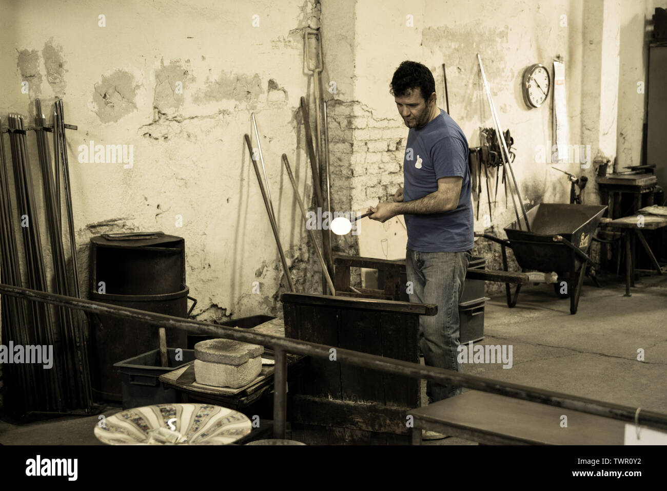 Insel Murano, Italien - 23. April 2017: Glasbläserei Handwerker bei der Arbeit in einer Kristall-Glas-Werkstatt in Insel Murano, Venedig. Murano Glasmacher verwenden Sie die s Stockfoto