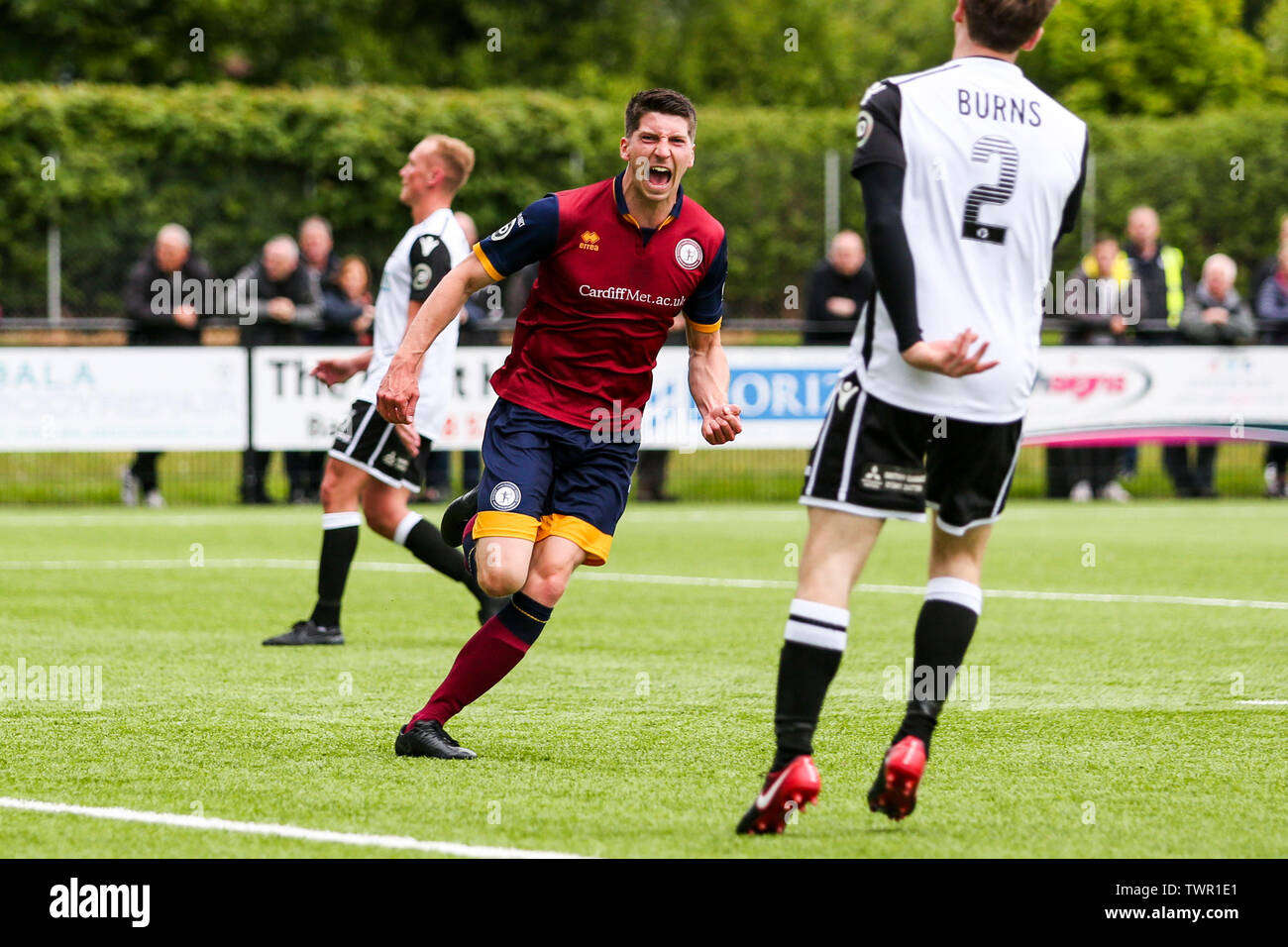 BALA, VEREINIGTES KÖNIGREICH. 19. Mai 2019. Eliot Evans von Cardiff Met FC feiert Nachdem Sie gegen Bala Stadt FC in der Europa League Play-off. Stockfoto