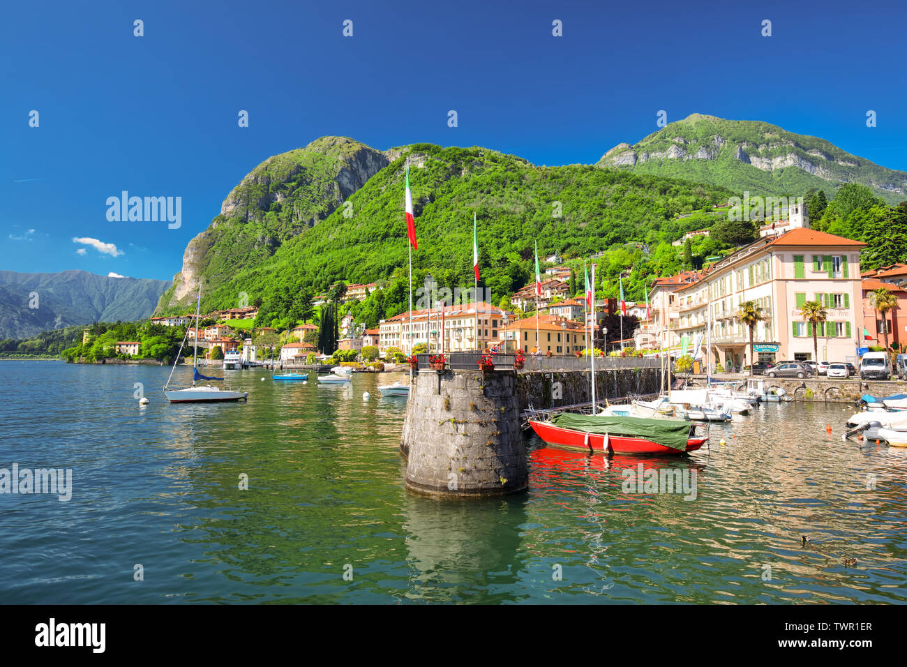 Menaggio Altstadt am Comer See mit den Bergen im Hintergrund, Lombardei, Italien, Europa. Stockfoto