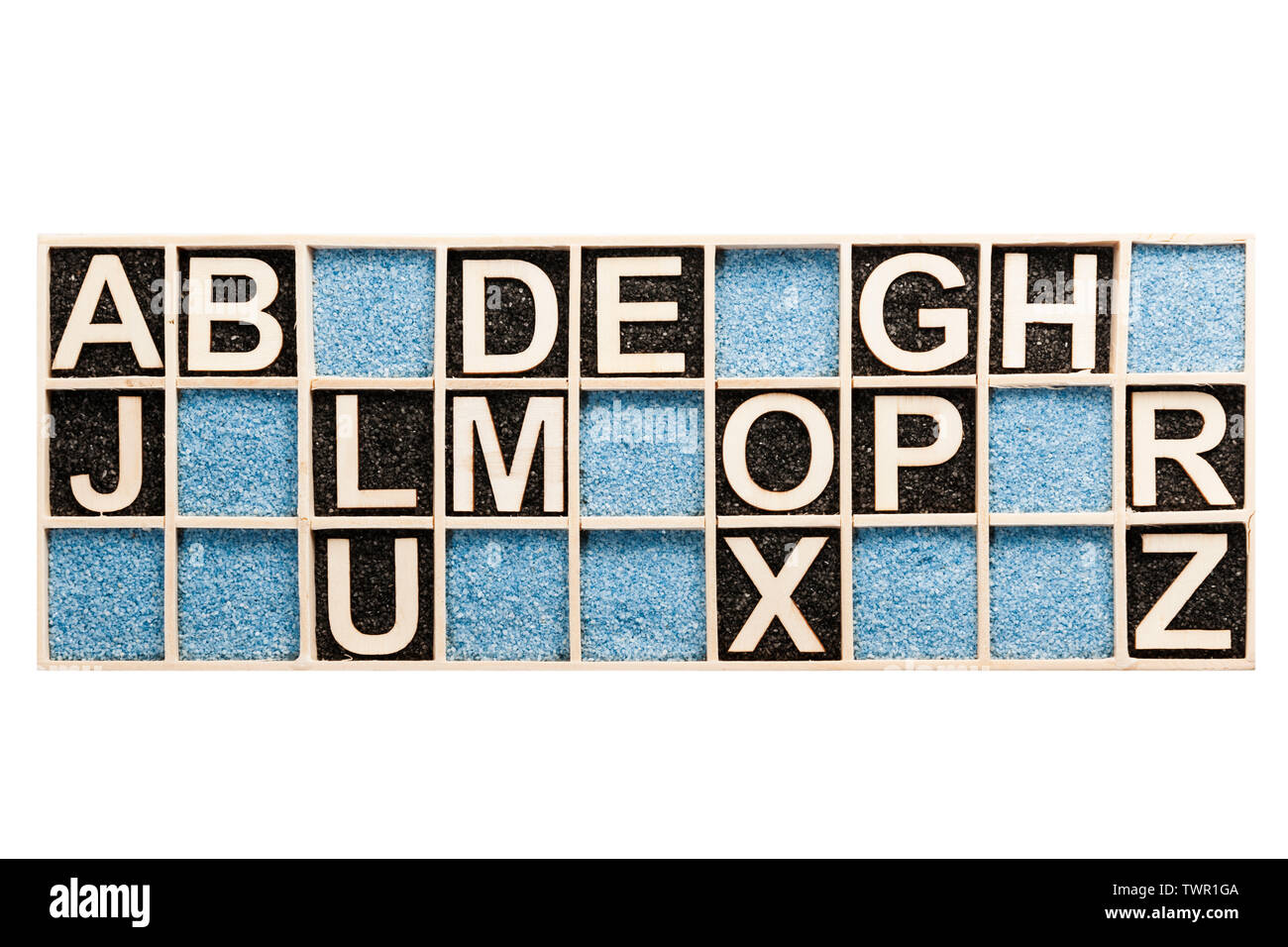 In einen Sammelbehälter mit Blau und Schwarz dekorative Sand arrangiert Sperrholz Buchstaben von A bis Z mit individuell fehlenden Buchstaben in der Ansicht von oben auf Weiß. Stockfoto
