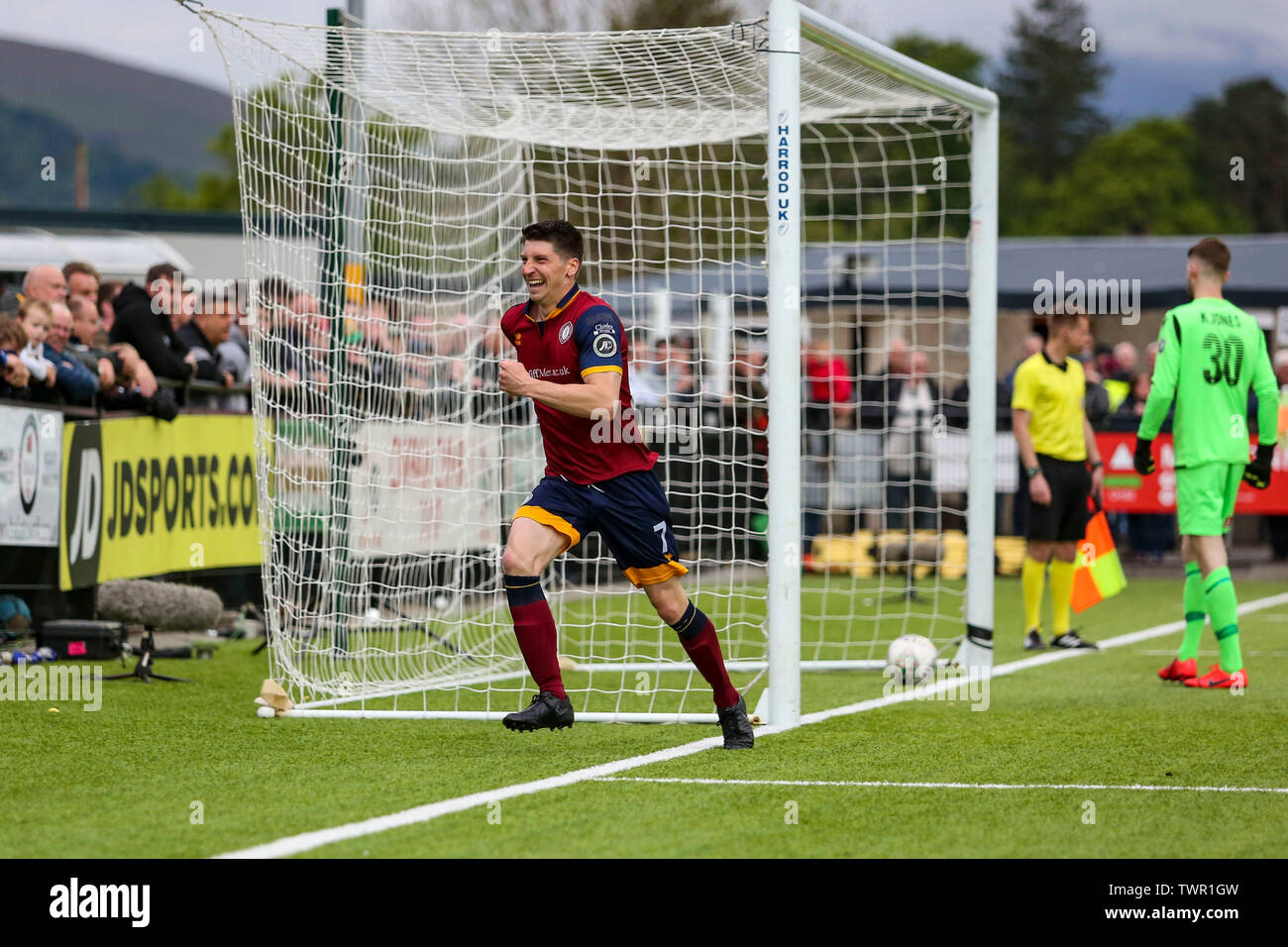 BALA, VEREINIGTES KÖNIGREICH. 19. Mai 2019. Eliot Evans von Cardiff Met FC feiert nach dem Scoring die gewinnende Strafe in der Europa League Play-off. Stockfoto