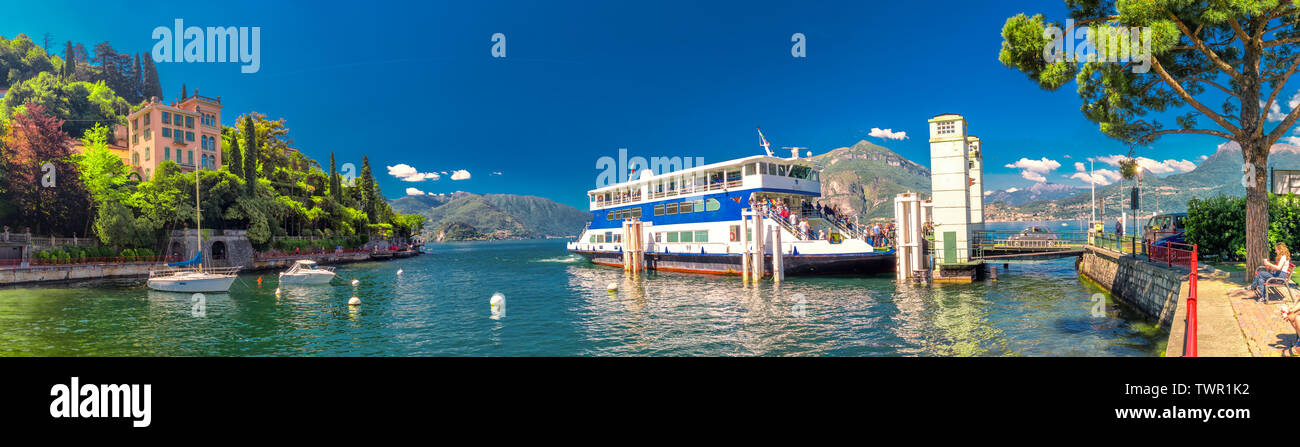 Fähre Altstadt in Varenna am Comer See mit den Bergen im Hintergrund, Italien, Europa. Stockfoto