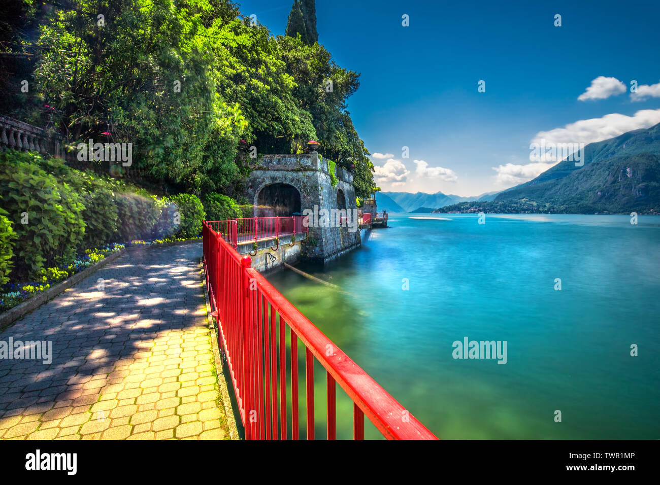 Altstadt von Varenna am Comer See mit den Bergen im Hintergrund, Lombardei, Italien, Europa. Stockfoto