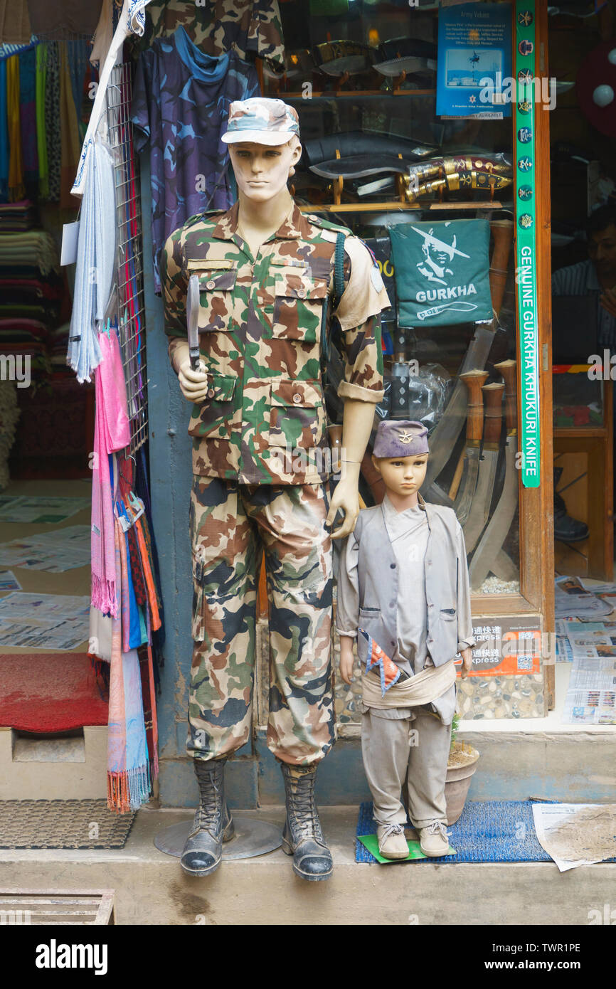 Puppen in Uniformen gekleidet, angezeigt, die außerhalb einer Store in Kathmandu, Nepal. Stockfoto