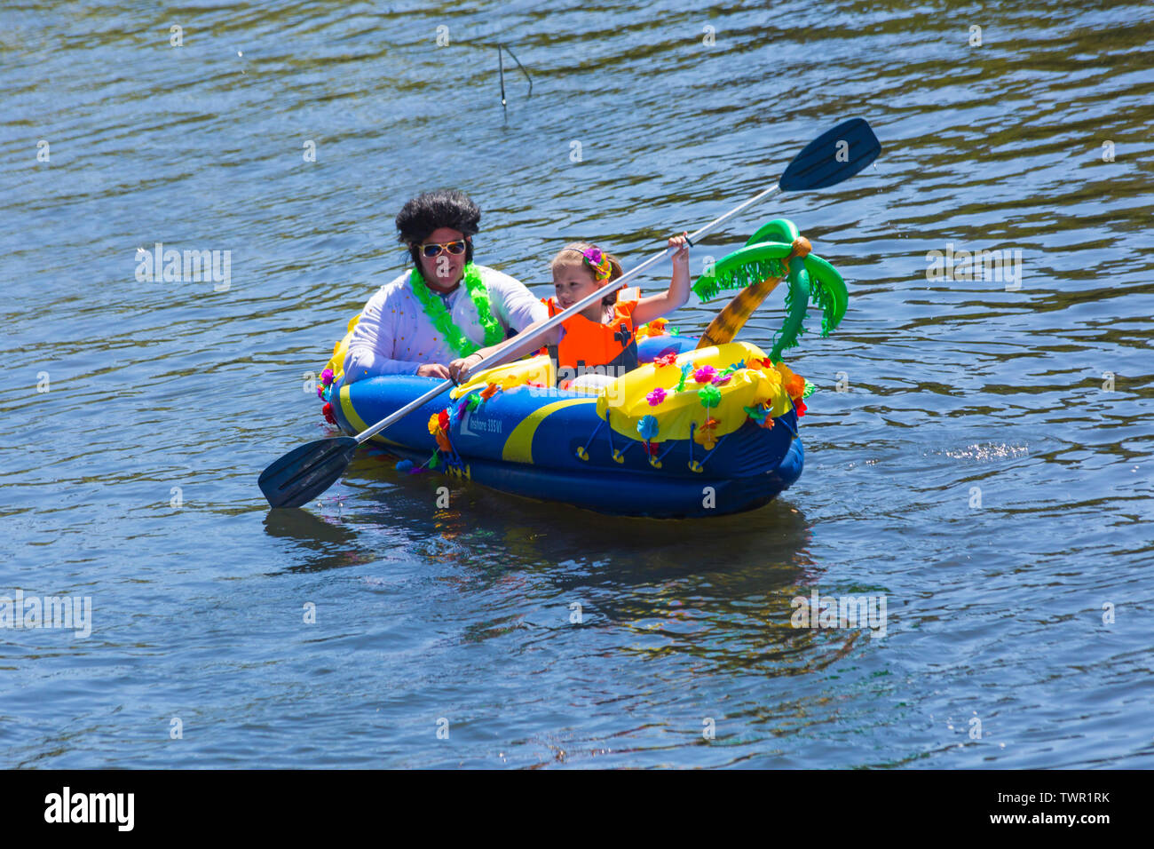 Iford, Dorset, Großbritannien. Am 22. Juni 2019. Perfektes Wetter, warm und sonnig, noch für Dorset Beiboot Tag mit Hunderten von Schlauchboote, Faltboote, Handwerk, Platten bilden eine Flottille Segeln von iford Brücke, den Fluss Stour zu Tuckton Brücke. Die Veranstaltung begann im Jahr 2014 als ein wenig Spaß, aber hat jetzt eine jährliche Veranstaltung Geld für Nächstenliebe und Getter jedes Jahr größer geworden. Mann verkleidet wie Elvis Presley und junge Mädchen in der aufblasbare Kajak Schlauchboot als eine aufblasbare Insel eingerichtet. Credit: Carolyn Jenkins/Alamy leben Nachrichten Stockfoto