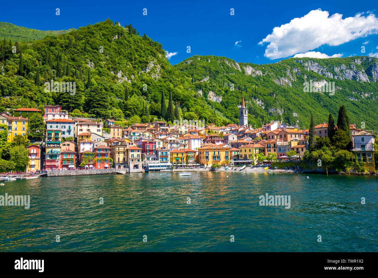 Altstadt von Varenna am Comer See mit den Bergen im Hintergrund, Lombardei, Italien, Europa. Stockfoto