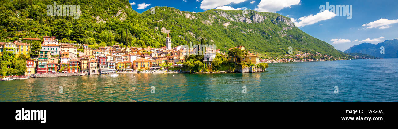 Altstadt von Varenna am Comer See mit den Bergen im Hintergrund, Lombardei, Italien, Europa. Stockfoto