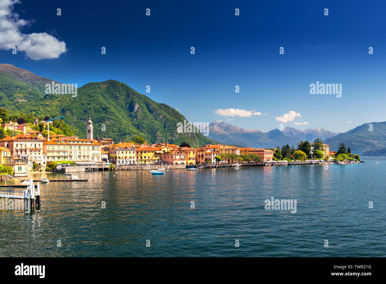 Menaggio Altstadt am Comer See mit den Bergen im Hintergrund, Lombardei, Italien, Europa. Stockfoto