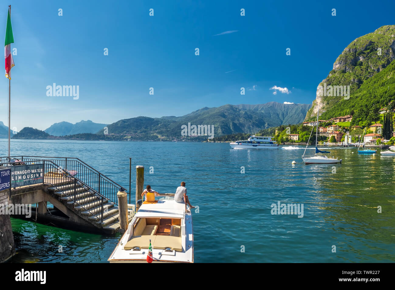 Menaggio Altstadt am Comer See mit den Bergen im Hintergrund, Lombardei, Italien, Europa Stockfoto
