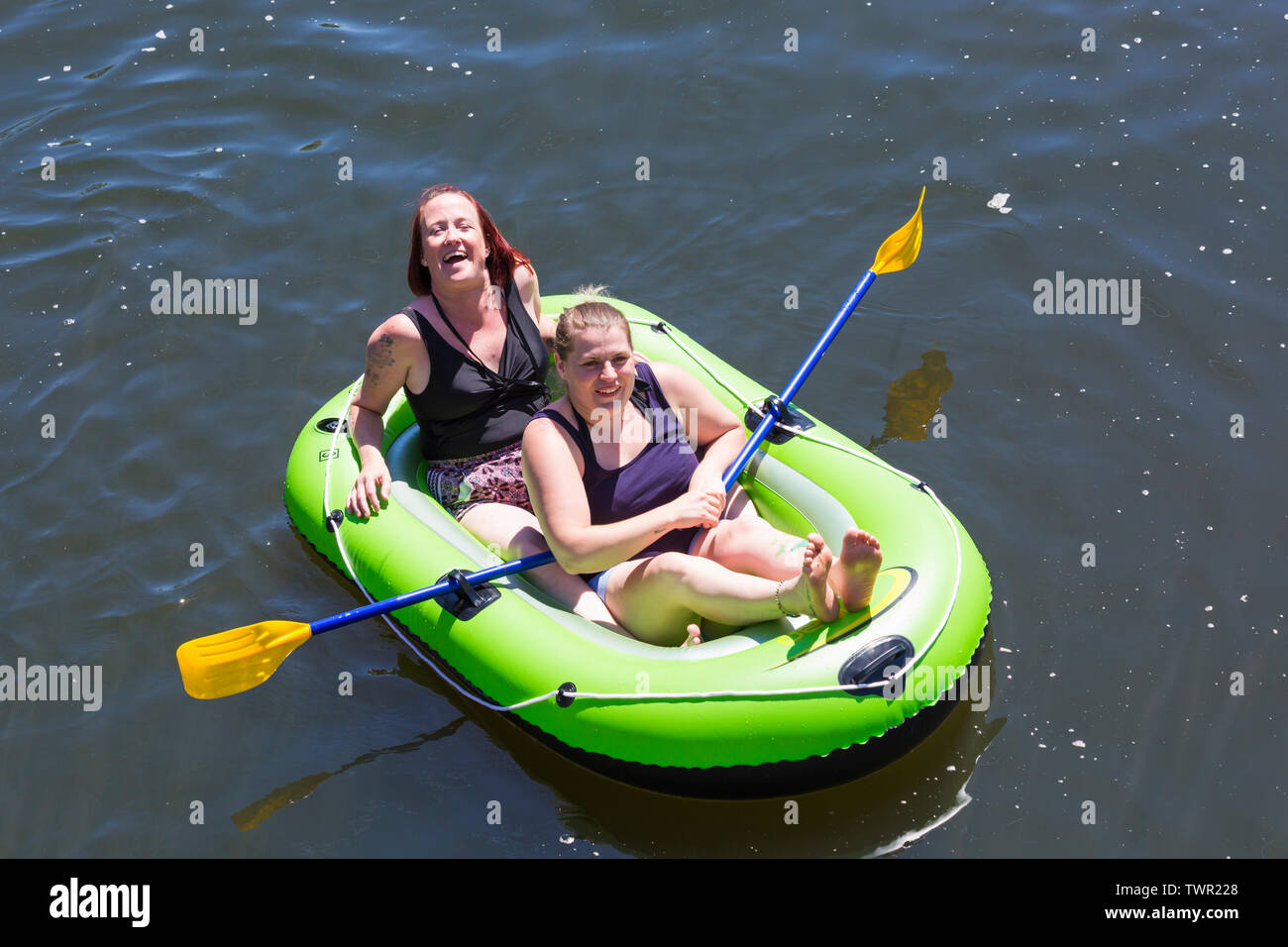 Iford, Dorset, Großbritannien. Am 22. Juni 2019. Perfektes Wetter, warm und sonnig, noch für Dorset Beiboot Tag mit Hunderten von Schlauchboote, Faltboote, Handwerk, Platten bilden eine Flottille Segeln von iford Brücke, den Fluss Stour zu Tuckton Brücke. Die Veranstaltung begann im Jahr 2014 als ein wenig Spaß, aber hat jetzt eine jährliche Veranstaltung Geld für Nächstenliebe und Getter jedes Jahr größer geworden. Frauen Spaß im Beiboot. Credit: Carolyn Jenkins/Alamy leben Nachrichten Stockfoto