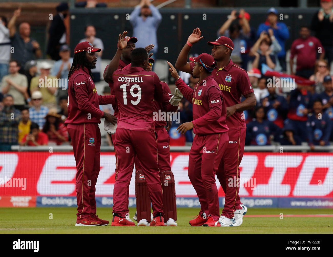 Old Trafford, Manchester, UK. 22. Juni, 2019. ICC World Cup Cricket, West Indies gegen Neuseeland; eine vierte Wicket für Sheldon Cottrell der West Indies wie Neuseeland captain Kane Williamsons ist West Indies keeper Shai hoffen Credit: Aktion plus Sport/Alamy Leben Nachrichten gefangen Stockfoto