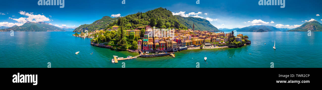 Luftaufnahme von Varena Altstadt am Comer See mit den Bergen im Hintergrund, Italien, Europa. Stockfoto