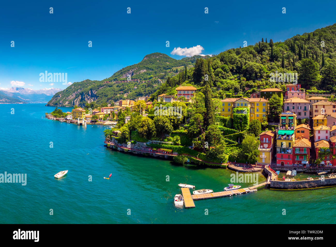 Luftaufnahme von Varena Altstadt am Comer See mit den Bergen im Hintergrund, Italien, Europa. Stockfoto