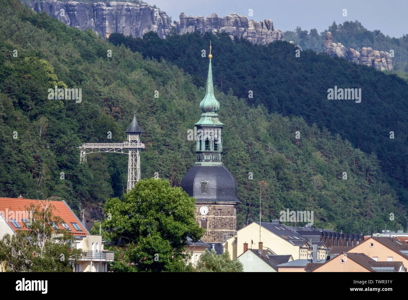 Bad Schandau, Kirchturm, historische Aufzug und Sandsteinfelsen der Nationalpark Sächsische Schweiz, Sachsen, Deutschland, Europa Stockfoto