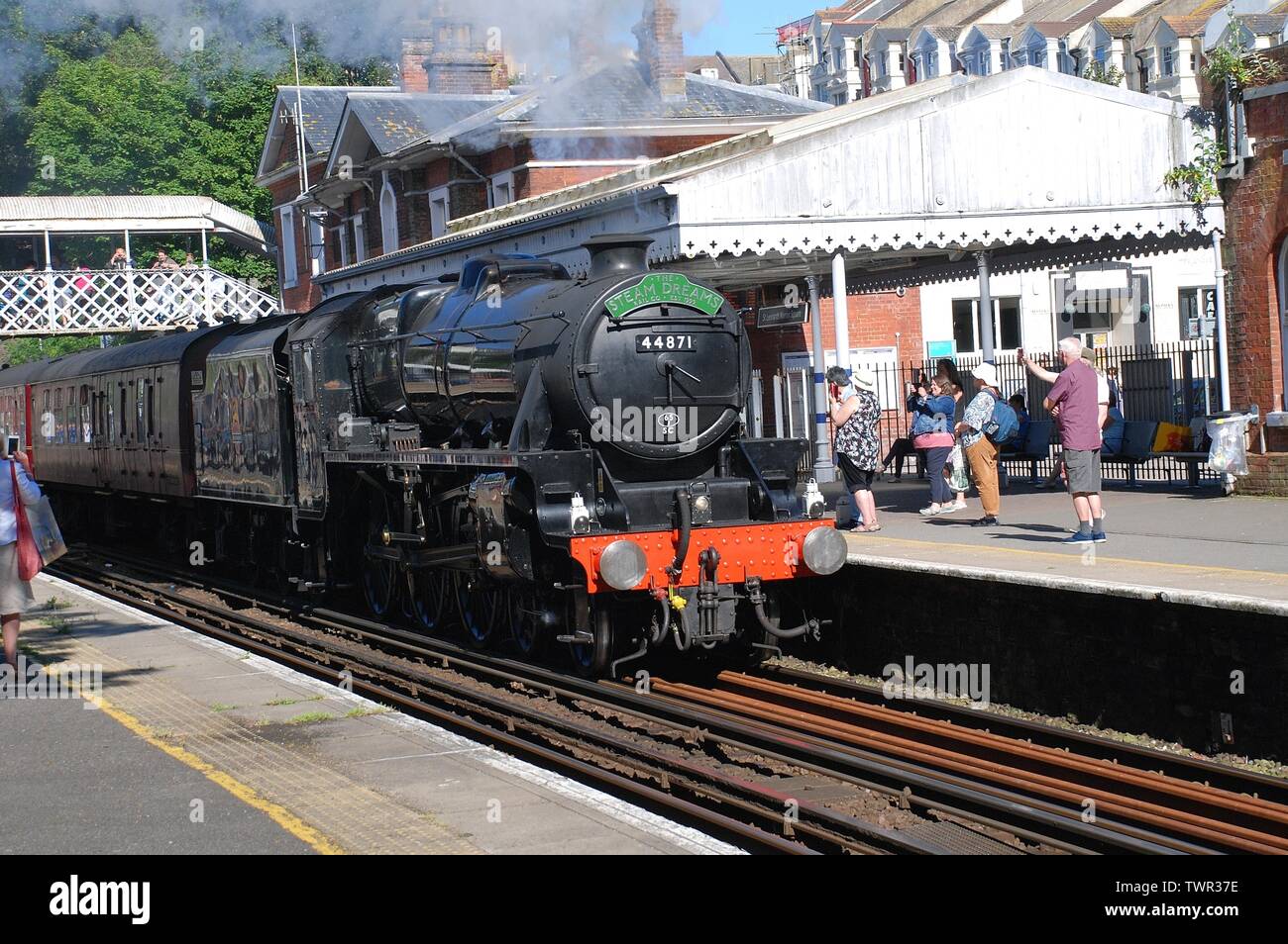 London, Midland and Scottish Railway Klasse 5 Lokomotive, 44871, schleppt einen Ausflug Zug durch St. Leonards Warrior Square Station am 22. Juni 2019. Stockfoto