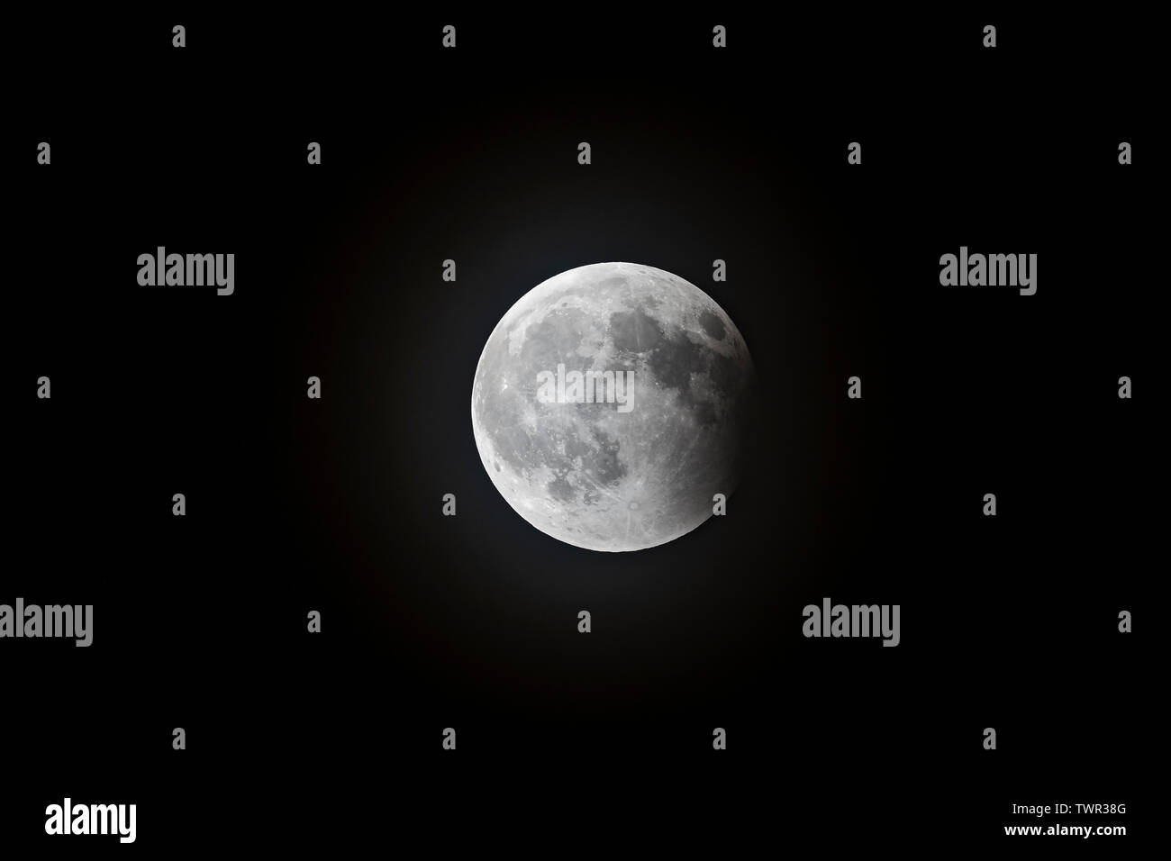 Letzte Phase (nach der Totalität) von Super Blut Wolf Mond Mondfinsternis, Januar 20-21, 2018. Nordamerika, von Dominique Braud/Dembinsky Foto Stockfoto