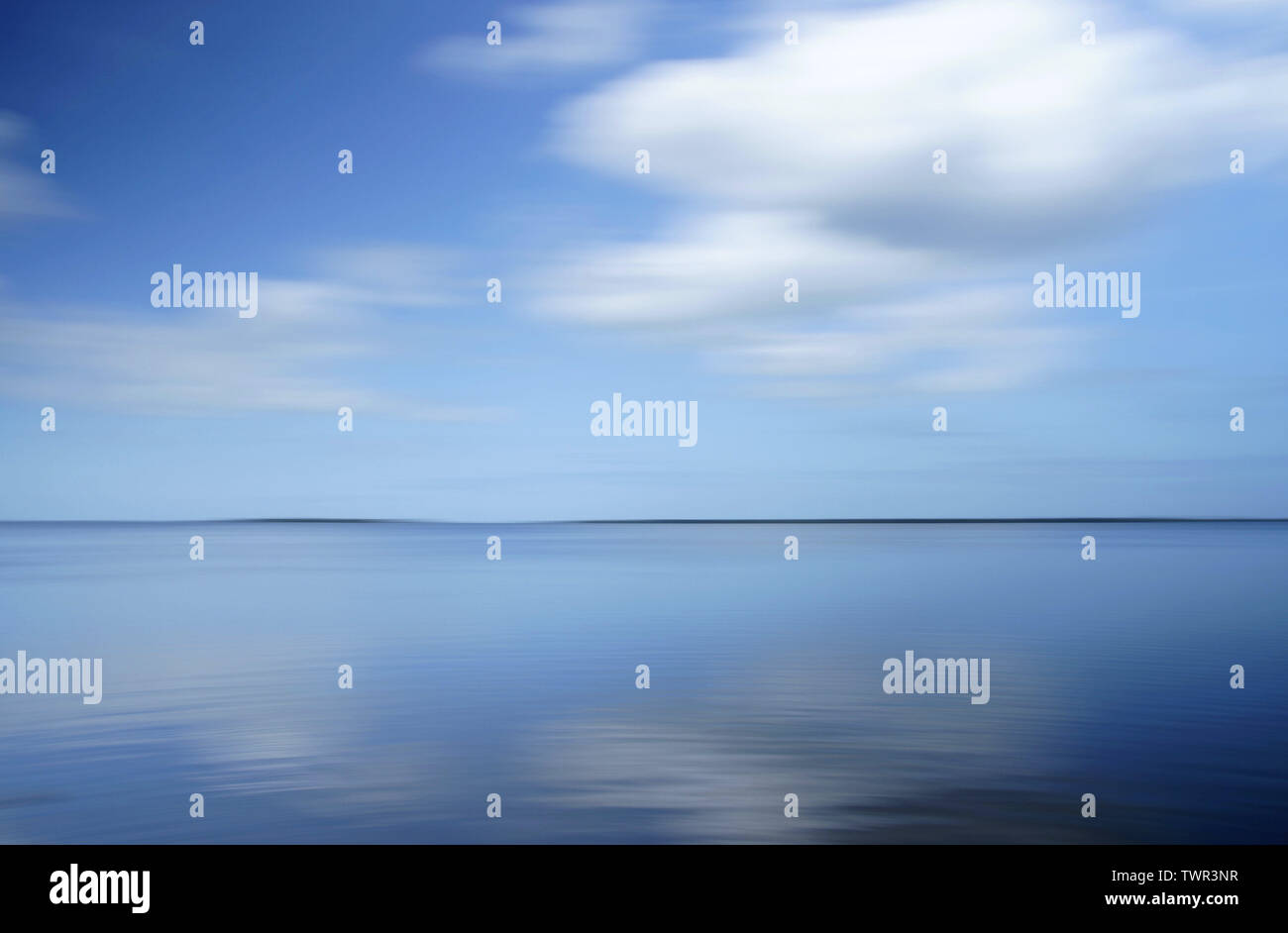 Abstrakte impressionistischen Interpretation auf das Meer und den Himmel mit Reflexion von Wolken im tropischen Florida Stockfoto
