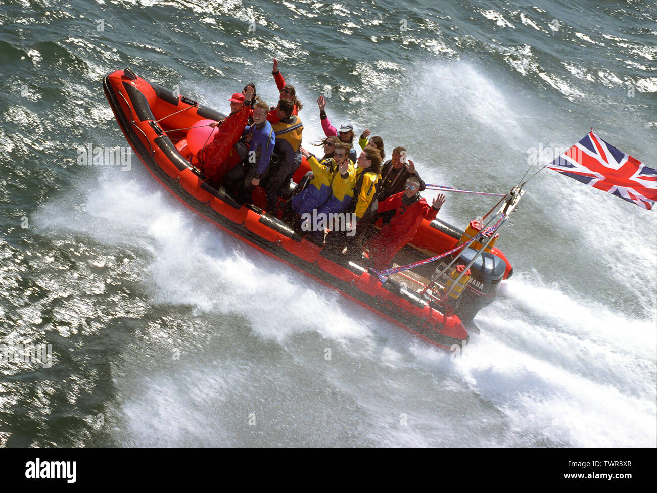 Plymouth, England. Touristen an Bord ein aufblasbares Schnellboot kreuz Plymouth Sound die "Queen Elizabeth 2" Liner, die für die 1995 VE Tag feiern kam zu erfüllen hatte. Stockfoto