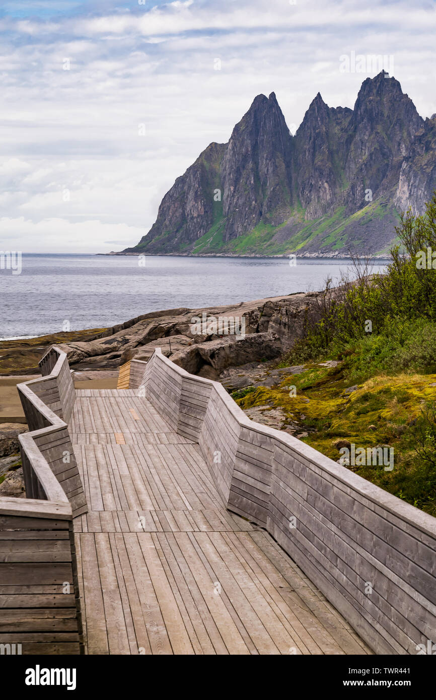 Die Teufel Kiefer, oder Tungeneset, ist eine dramatische und legendären Serie von gezackten Gipfeln auf der nördlichen norwegischen Insel Senja. Stockfoto