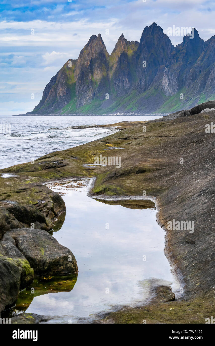 Die Küste von der National Scenic Route ist ein toller Aussichtspunkt für die Teufel Kiefer, eine wunderschöne Bergkette auf der Insel Senja, Norwegen. Stockfoto