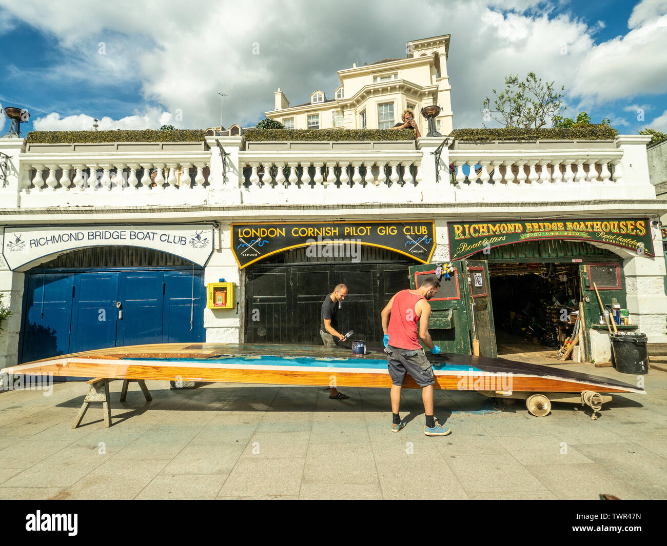 Wiederherstellen eines Bootes vor dem Richmond Bridge Boat Club. Richmond upon Thames, ein Stadtbezirk von London SW der Stadt. Stockfoto