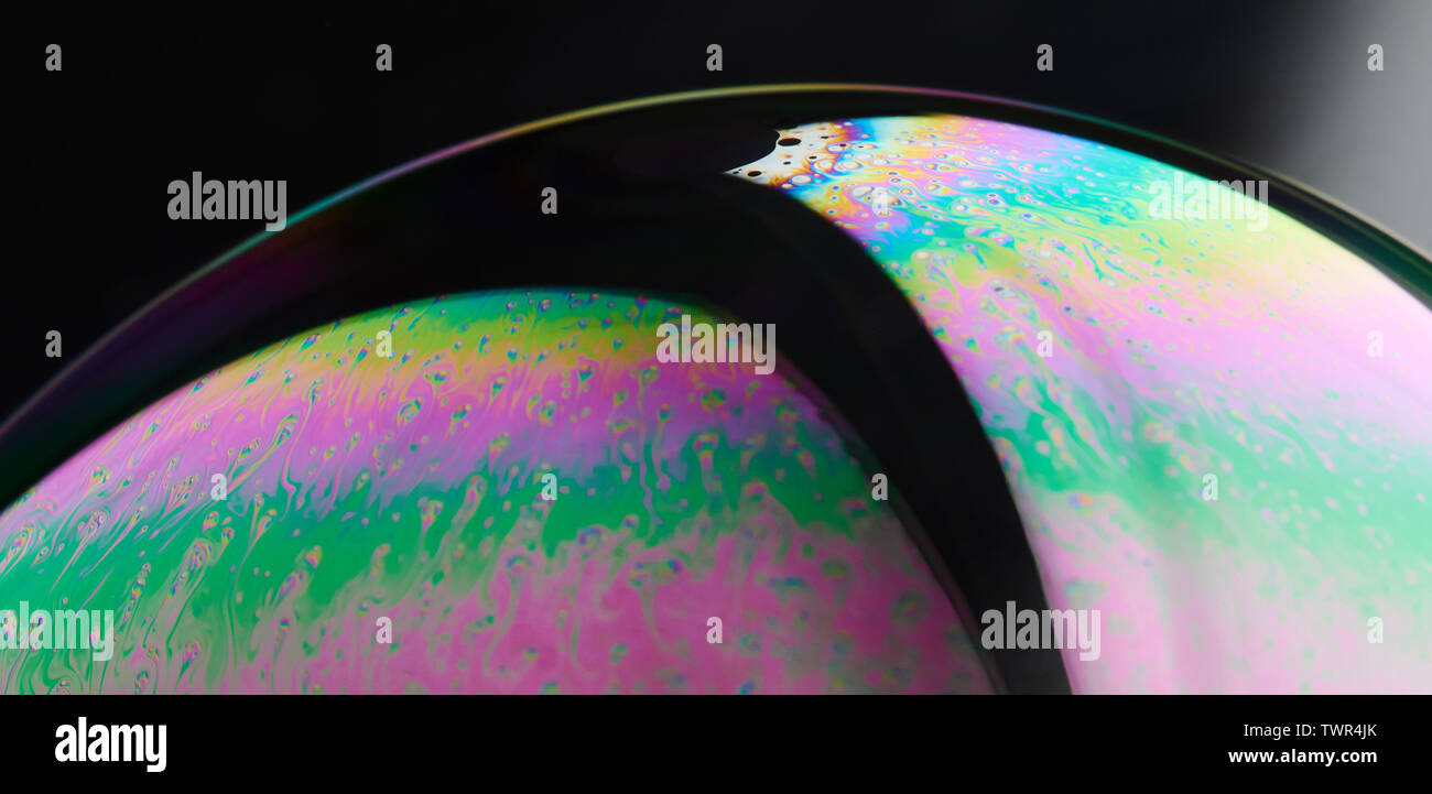 Farbenfrohe Oberfläche der Seifenblase Makro Nahaufnahme Stockfoto