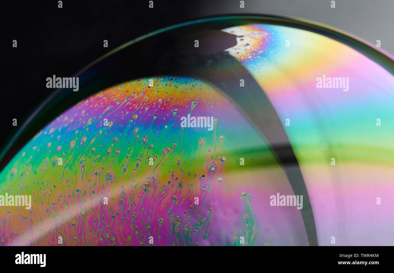 Rainbow Color Bubble Seife Nähe zu sehen. Reflectioan auf Kugel Stockfoto