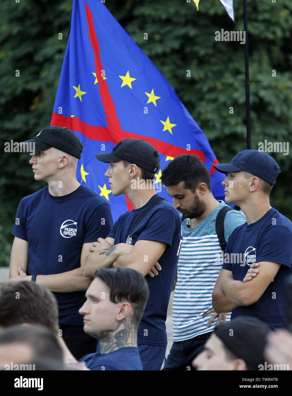 Kiew, Ukraine. 22. Juni, 2019. Ukrainisches LGBT-Aktivisten stehen weiter auf der EU-Flagge gekreuzt, da sie bei einem Protest gegen eine Gay Pride Parade Kiew 2019 (März der Gleichstellung), die am 23. Juni stattfindet, teilnehmen, im Zentrum von Kiew, Ukraine, der am 22. Juni 2019. Credit: Serg Glovny/ZUMA Draht/Alamy leben Nachrichten Stockfoto